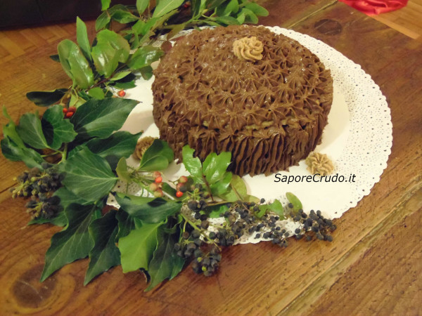 Panettone raw al cioccolato per un Natale crudista vegano