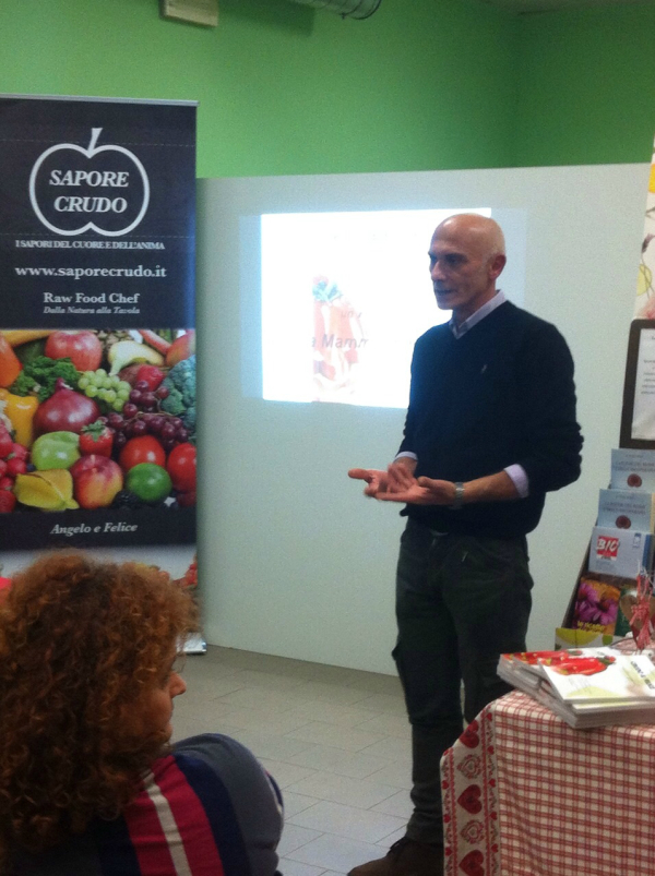 Felice mentre parla di sua MAmma Carla e spiega l'importanza del Raw Food alla presentazione di Crudo & Felice